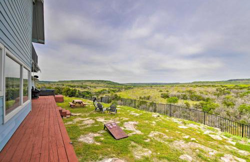 Spacious Getaway about 12 Acres, Views, and Hot Tub! - Foto 3