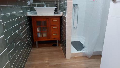Authentic Triana Flat Wih Private Patio Ground Floor - Photo 4, Shower