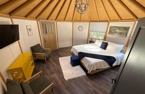 Magnolia Family Yurt Cabin - Hot Tub Loft Full Kitchen & Bath - Foto 1