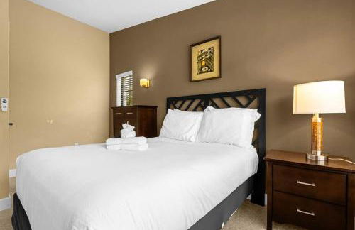 Cozy & Elegant 4BR Enchanted Townhouse - 1 Mile to Disney with Resort Pool, Gym, & Jacuzzi - Photo 22