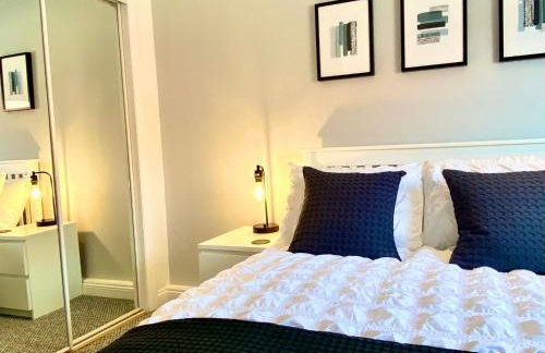 3 bedroom - 2 bathroom Townhouse in Corstorphine Near Murrayfield Stadium - Direct Bus To Edinburgh City Centre in 20 Minutes - Two Private Parking Spaces - Private Sunny Garden - Recently Refurbished - Foto 2