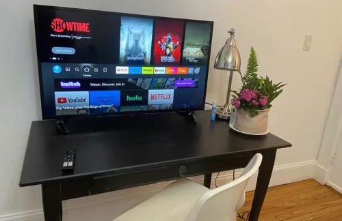 Boston Studio Apartment with Parking, next to Train or Buses, good Neighborhood - Foto 5