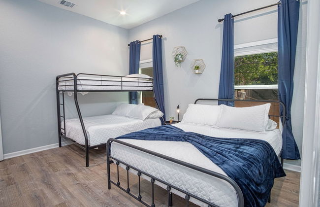 Inviting 4BR 2BA Near Downtown Riverwalk - Foto 17