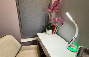 Luxury 2-Bed Apartment,Office with Built-In TV King Bed, Private Entrance and free Parking - Foto 41