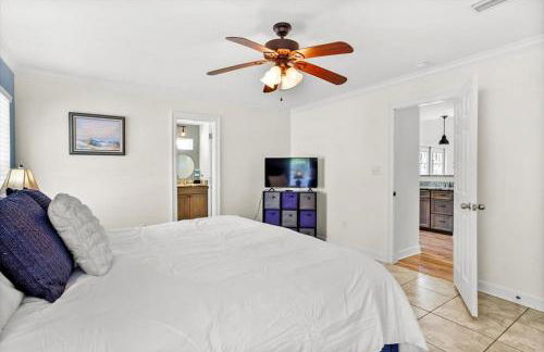 Endless Summer Retreat with Private Pool near Beach - Foto 22