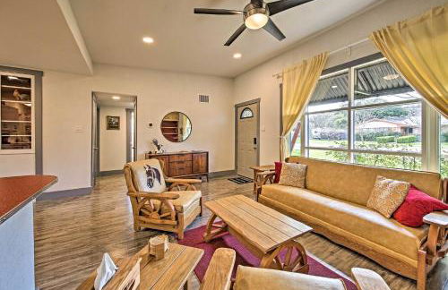 Remodeled Retro Home with Deck, Walk to Main Street! - Foto 6