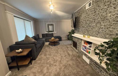 Newly Renovated Gem Fenced Backyard 2 Full Baths - Foto 21