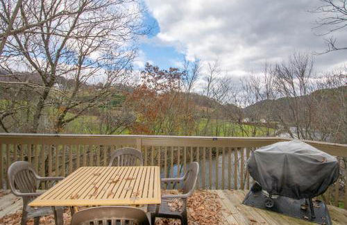 Charming Riverfront Cabin - Hot Tub Overlooking New River, Gas Fireplace - Foto 13