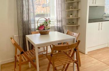 Cosy 2 bedroom home with free parking near city - Foto 5