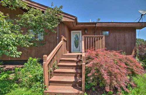 Grand Escape w/ Deck, Game Room, Nature View! - Foto 38