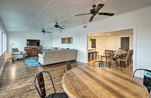 Fire Pit, Pickleball, Pool! Schulenburg Farmhouse - Foto 4