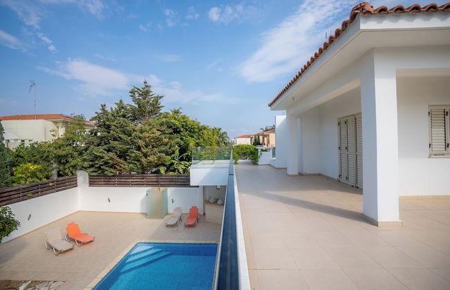 Beachfront 3 BDR Villa With Pool - Photo 13