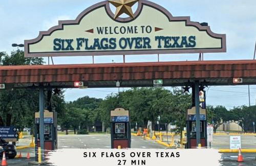 4BD Tropical Pool Oasis with a Game Room - Photo 56