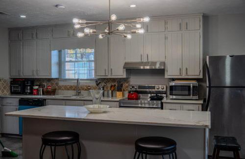 Charming 3 Bedroom Home with Spacious Living and Convenient to Shopping & Interstate - Foto 7