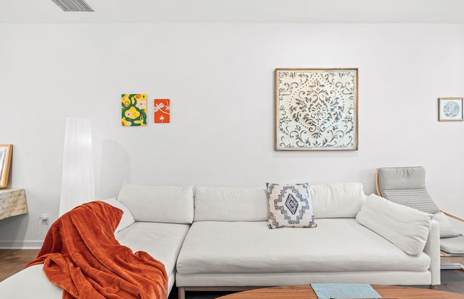 Chic Modern Retreat With Stunning Views 1360 Sqft - Photo 20