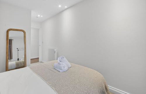 City Centre 2BR Apt with Balcony Access and Free Parking - Foto 34