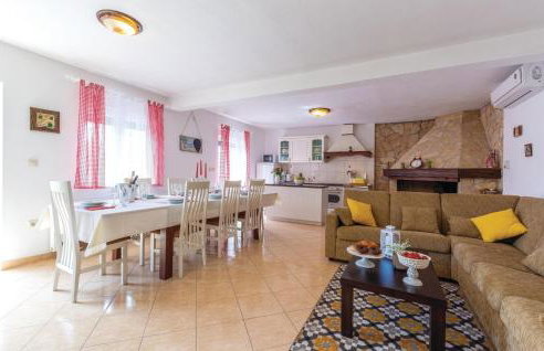 Three-Bedroom Holiday Home In Katuni - Foto 1