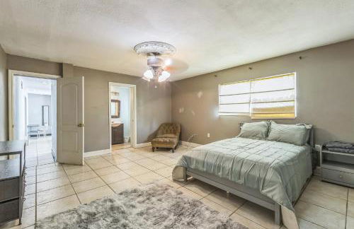 Amazing 'Hot Tub' Home Minutes To Hospitals & Beaches - Photo 29