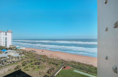 Oceanfront with great beach views from all rooms & balcony, heated pool, and garage - Photo 24