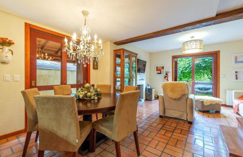 Linda casa em Canela - Jardim, Lareira e Conforto! - Foto 7