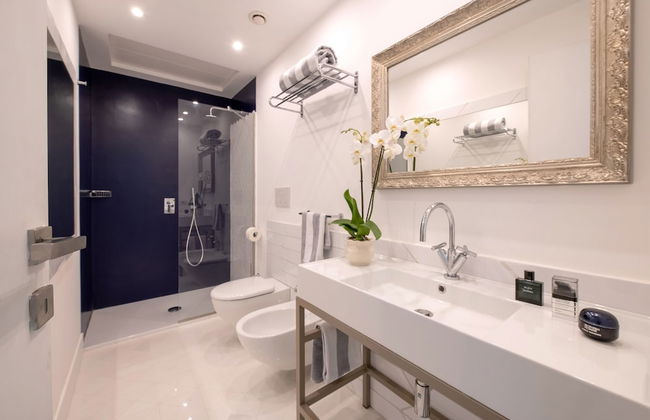 Luxury Suite with Garden and Jacuzzi - Photo 9