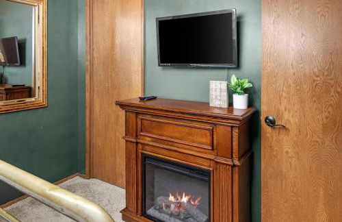 ZigZag Basecamp · Cozy Cabin Perfect for Nature Escapes w/ Hot Tub - Photo 14