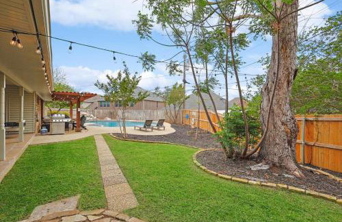 3-BD Backyard Oasis w Pool Patio Firepit - Foto 40