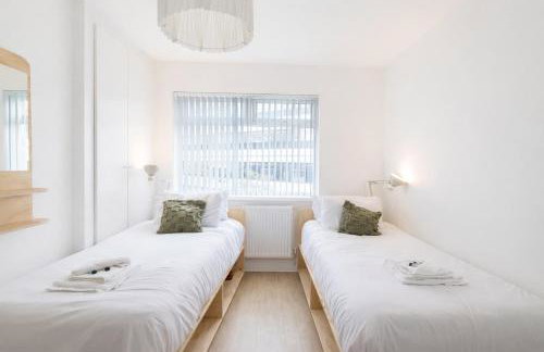 Contractor Base Newport 3 Bed Van Parking Sleeps 5 - Foto 3