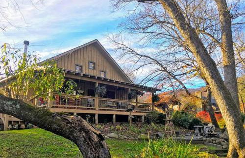 Water's Edge, Covered Porch, Deep Creek as your Backyard Haven, Hot Tub, Pool Table, Fire Pit, Close to Town & Entrance to National Park - Foto 1