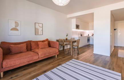 Soft Modern Flat With Pool & Gym by LovelyStay - Photo 14