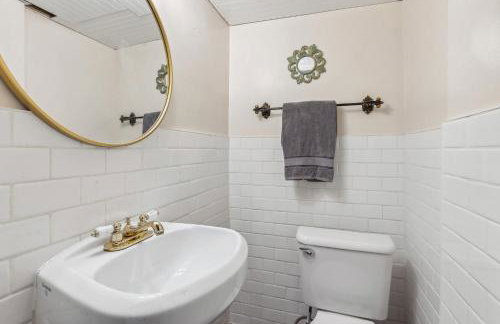 Steps to Edgewater - Sleeps 14 - Fun Game Room Retreat - Foto 61