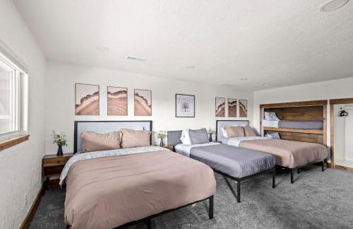 Great Falls Premier Retreat by Wrecked & Refined Stunning Views Hot Tub Family Fun - Foto 22