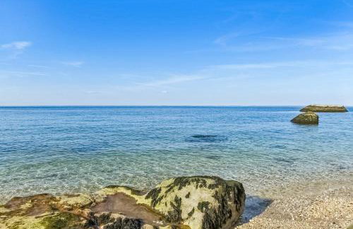 Steps to Beach + Sunset Views! East Marion Home - Foto 31