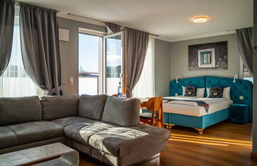 Boardinghouse City Home - Living - Photo 40