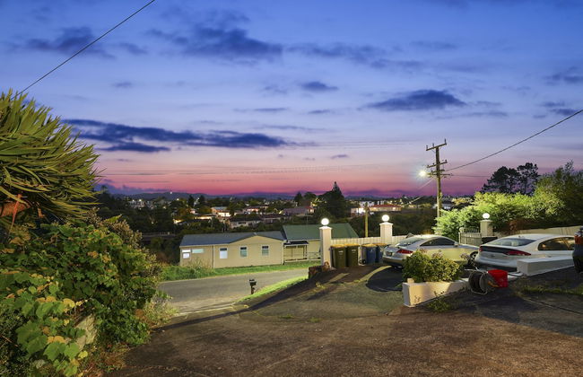 Newly Renovated Studio w Parking-Netflix - Photo 14