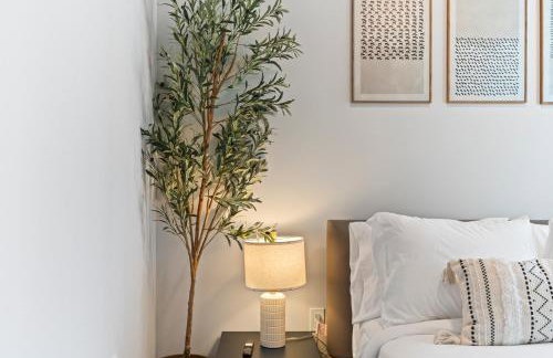 Downtown Condo with Den and Pool Access - Foto 28