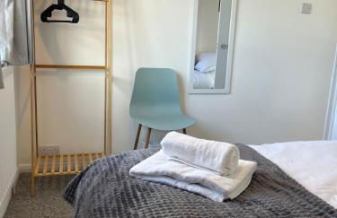 Briants, for Families & Contractors - Free Parking - Photo 14