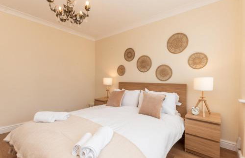 Pass the Keys Stunning Spacious Chessington Gem with Parking - Photo 20