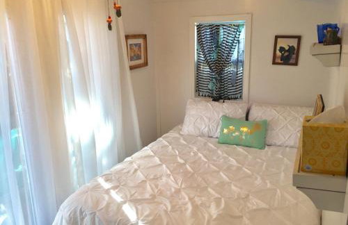 Romantic Beach Style Cottage close to everything! - Photo 8