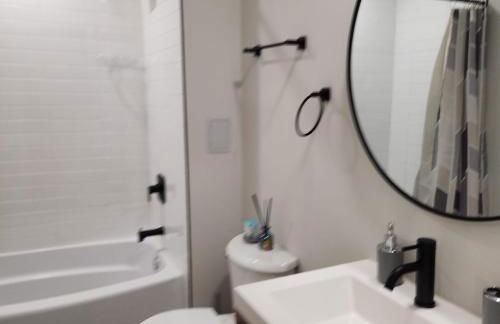 Cozy Suite at Towson Center - Foto 17