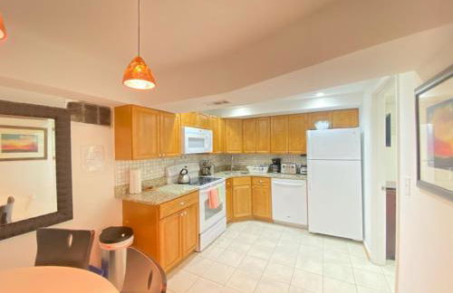 COMFY Basement Home 2 Bdrm1Den 3Queen Beds - Foto 1