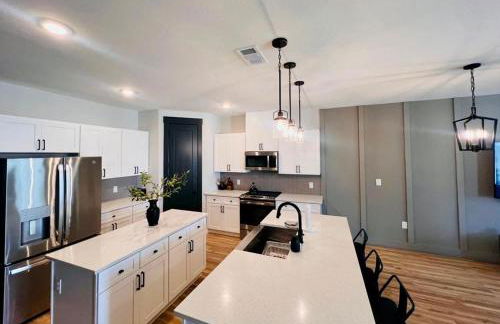 Loop, New Luxurious Large 3BR House, Sleeps 11 with Free Parking - Photo 53