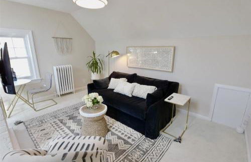 New Cabin in the Clouds Easy Downtown Access with Parking - 1 bedroom - Foto 2