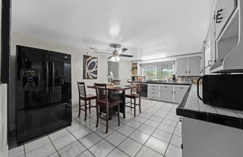 Entire Private Home with 4 Bedrooms 2 Bathrooms, 6 Beds, Hot Tub, King Bed, 6 Parking, Big Yard, Available Now - Foto 19