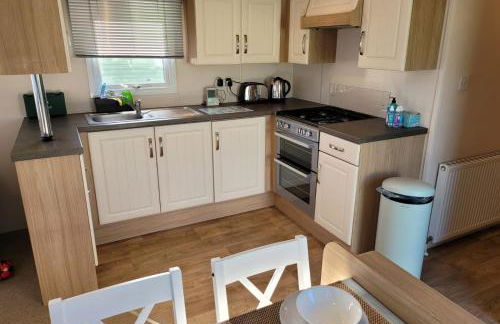 Lovely Static Caravan at Billing Aquadrome - Photo 5