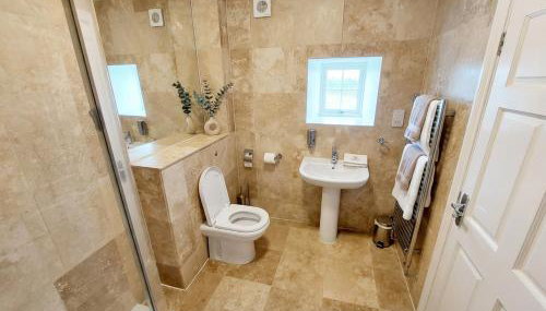 Bamburgh - Sleeps 8 - 3 Bedrooms 2 Bathrooms - Secure Garden - Dogs Stay For Free - Stunning Beach Walks and Views - Log Fire - Outdoor Seating and Eating - Off Street Parking - Quiet Rural Location - Fast Wifi - Foto 4