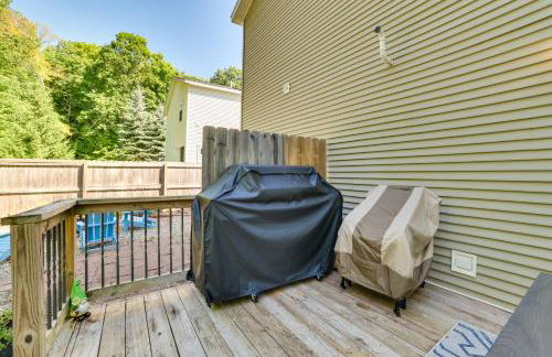 Walloon Lake Getaway with Fire Pit - Walk to Water! - Foto 20