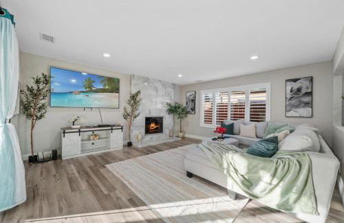 Entire Private Home with 3 Bedrooms 2 Bathrooms, Gated Yard, Garage, Hot Tub, 4-Beds, Golf, Mira Mesa, Available Now - Photo 6