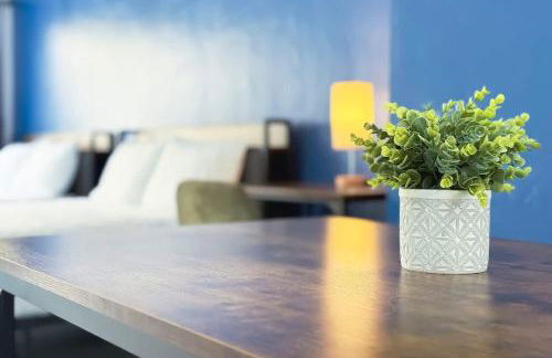 Sunny Miami Beach Studio with 2 Queens plus Workspace - Foto 7