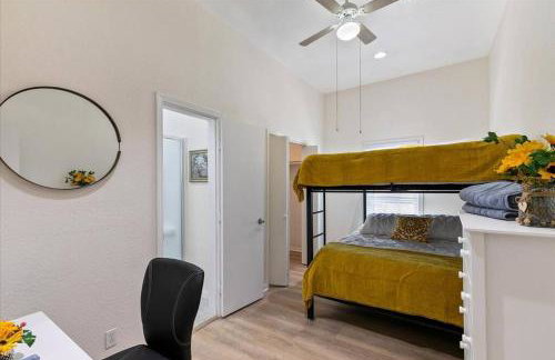 Bring the Crew! 4BR Luxe Pad, Backyard Magic & City at Your Door - Foto 24